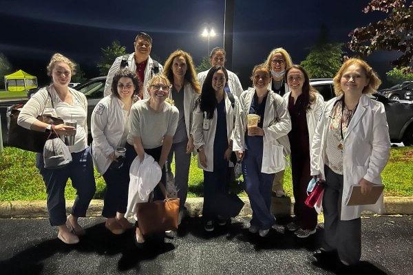 谢南多厄家庭护士执业教师和学生在鲁雷的偏远地区医疗(RAM)免费弹出式诊所, 七月的弗吉尼亚.